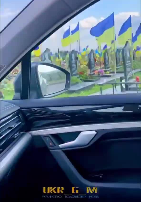 Hřbitovy ukrajinských vojáků padlých na Donbasu se stále rozrůstají