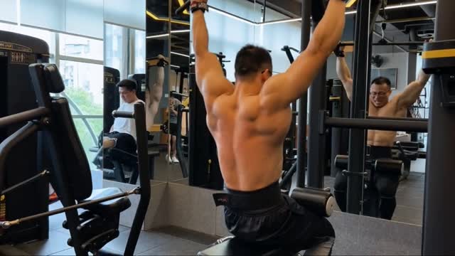 Fitness trainer teaching fitness equipment back workout