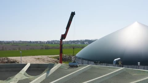 Fermenterreinigung in Biogasanlage mit Saugbagger