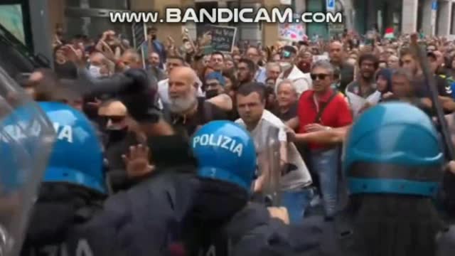 Mario Draghi's police mistreat the peaceful citizens of Milan