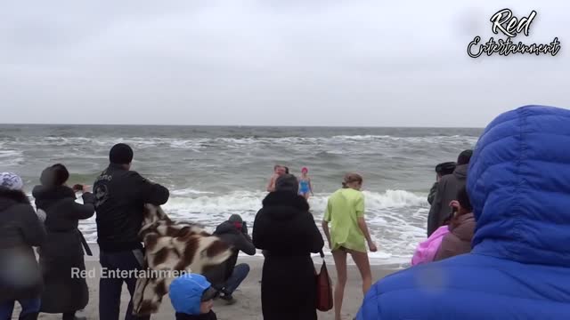 Amazing Beautiful Russian girls swimming in ice water