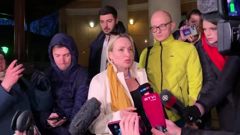 Девушку с плакатом на первом канале оштрафовали на 30 тыщ рублей