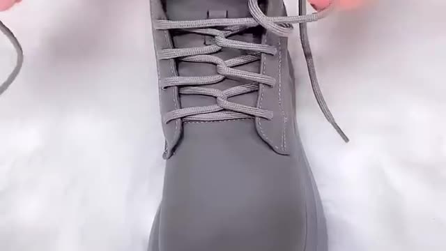 Tieing shoelace