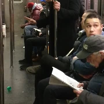 Earmuffs guy does bunch of yoyo tricks in subway