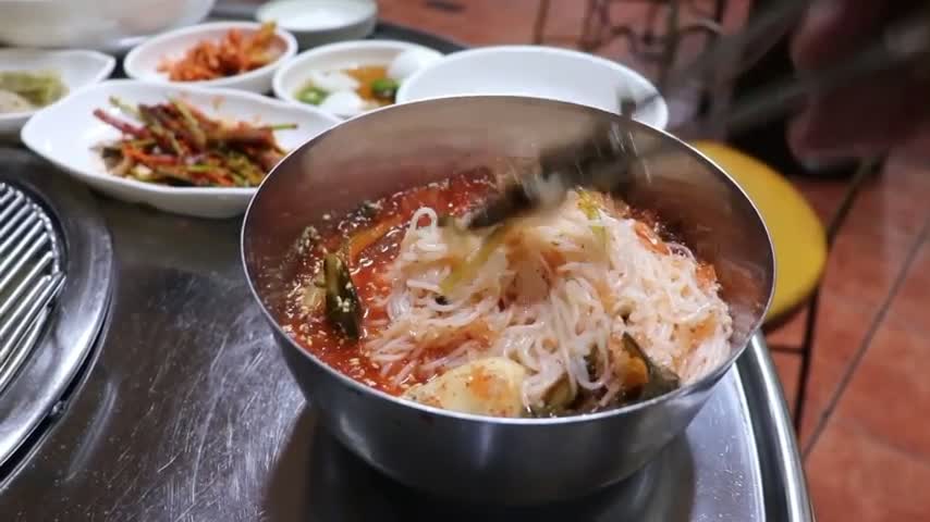 Kimchi noodles are really delicious.