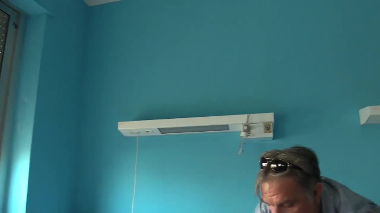 Difficile ascoltare le urla di un bambino che implora di stare con sua mamma.