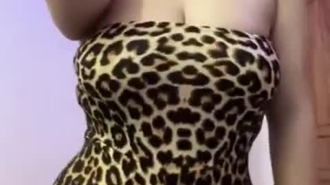 Chubby Chick dancing sexy on tiktok