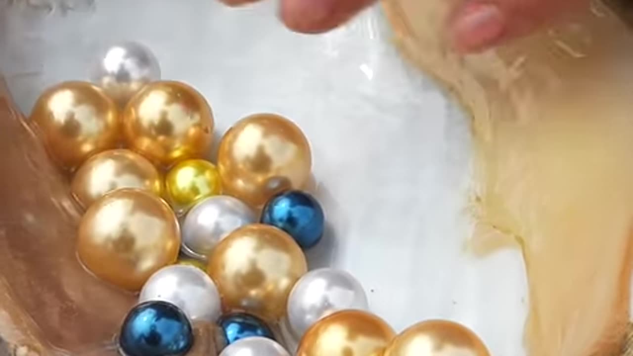 🥰 Girls Harvest Colorful and Beautiful Pearls