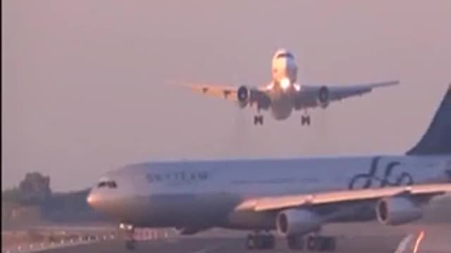 Dunya News - Two planes almost collide while landing at airport in Barcelon, Spa