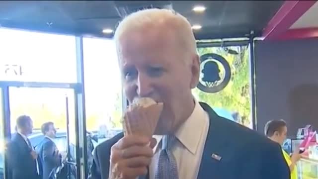 Biden while eating ice cream: “The economy is strong as hell”