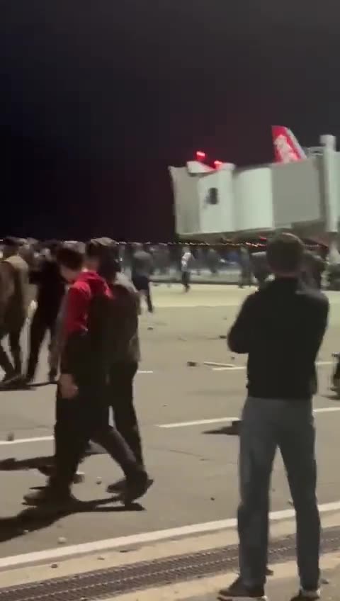 Footage shows the #Palestine #Hamas crowd breaking through to the tarmac of Makhachkala airport