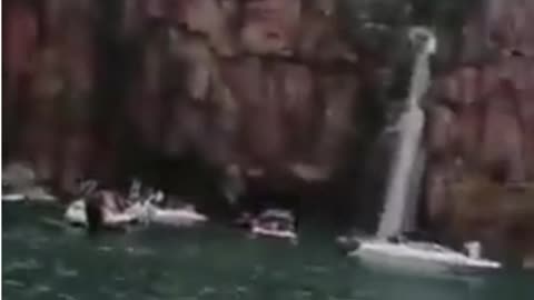 Amazing video! Huge Rock Collapsed on tourist boats in the Capitólio, Brazil !