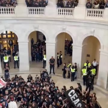 🎥 Pro-Hamas insurrectionists storm the U.S. Capitol building.