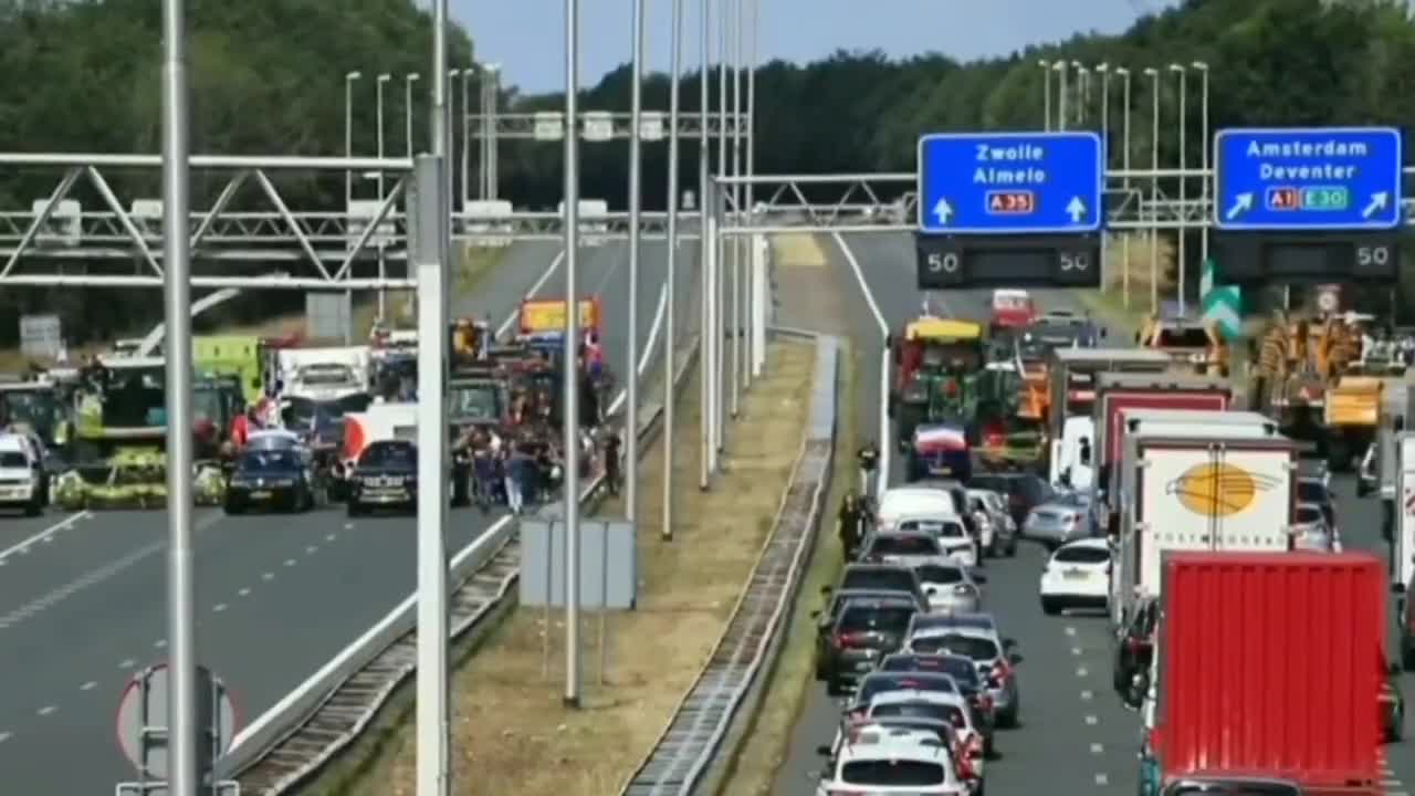 Holandští farmáři blokují dálnici na Amsterodam v obou směrech