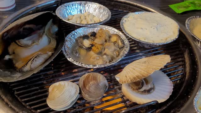 Large clams, various clams and cheese fondue