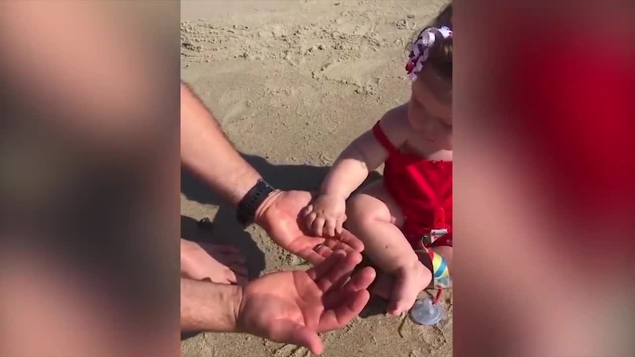 Funny babies on the beach 🤣