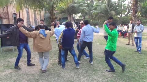 FUNNY DANCING IN PICNIC