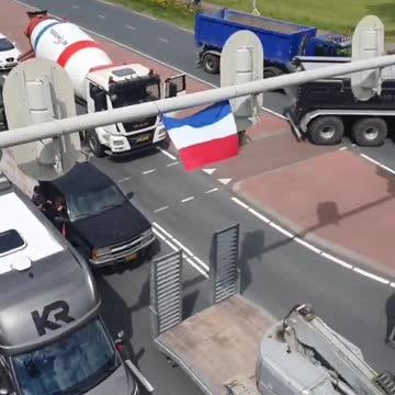 Netherlands: Dutch truckers join farmers protest, blockade roads (July 15, 2022)