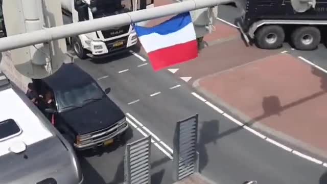 Netherlands: Dutch truckers join farmers protest, blockade roads (July 15, 2022)