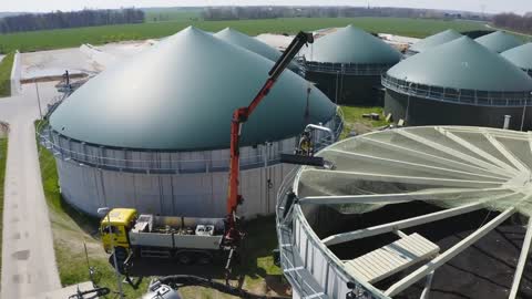 Fermenterreinigung in Biogasanlage mit Saugbagger