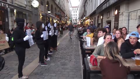 Les Masques Blancs Lyon action pancartes Lyon 1 septembre 2021