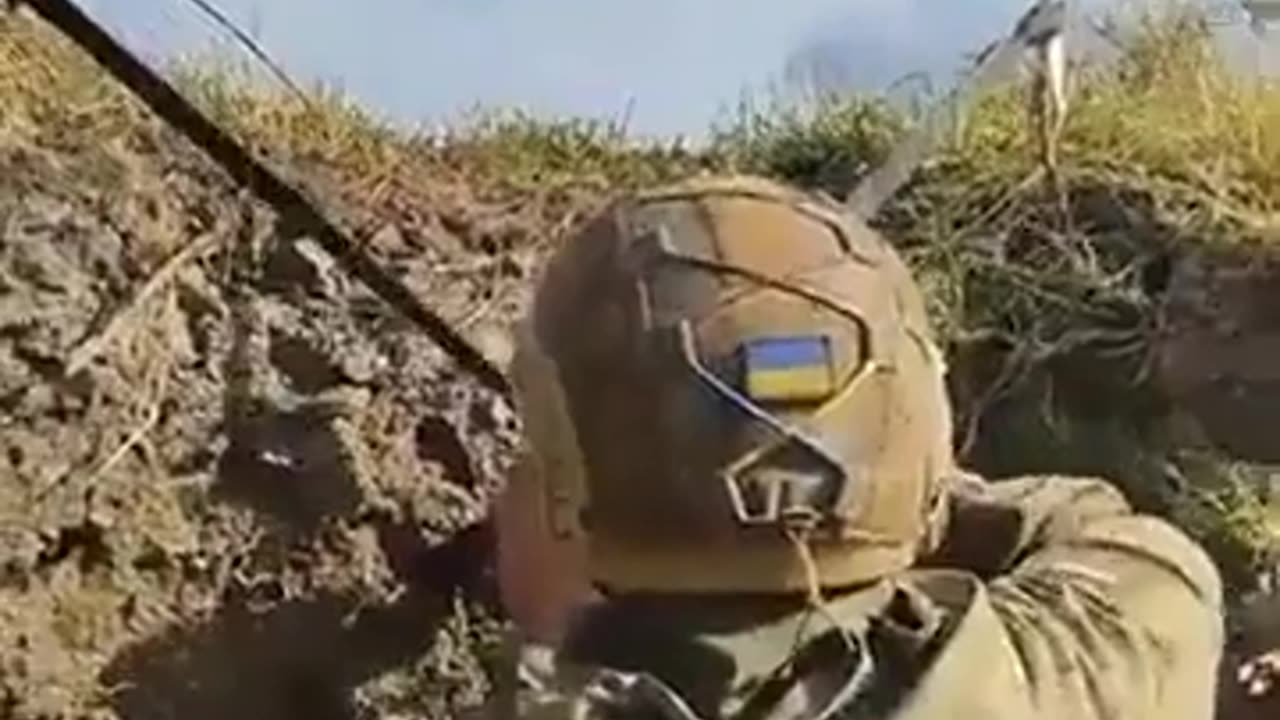 🌍 Ukraine Russia War | Ukrainian Soldier in Trench | Slinging Grenade | RCF