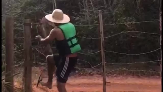 Pessoas da roça abrindo cerca x Pessoas da cidade abrindo