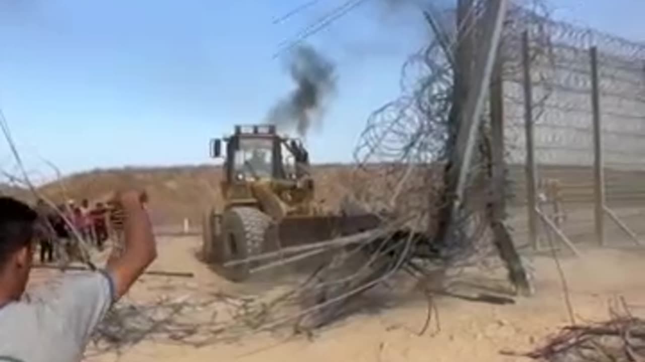 Palestinian bulldozer removing part of Gaza Strip fence