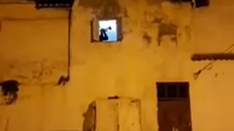Watch the quarantine in Algeria, the Italian way, a great shot