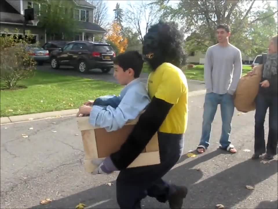 Este niño con su disfraz ilusión de mono ganó Halloween