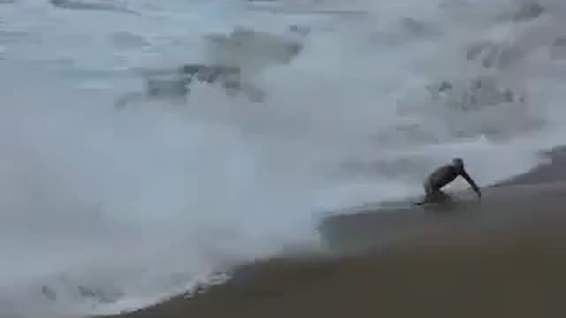 When people do not respect the sea 😱 😨