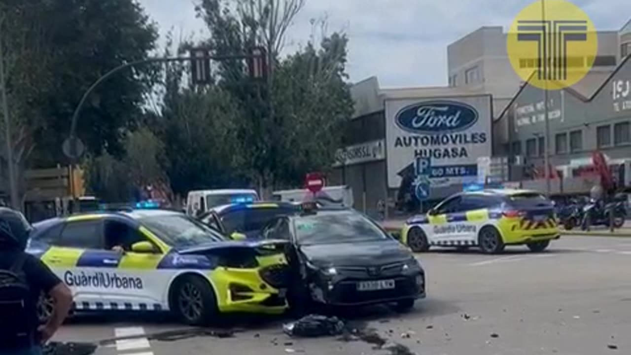 Un coche de la Guàrdia Urbana de Hospitalet embiste a un taxi de Barcelona