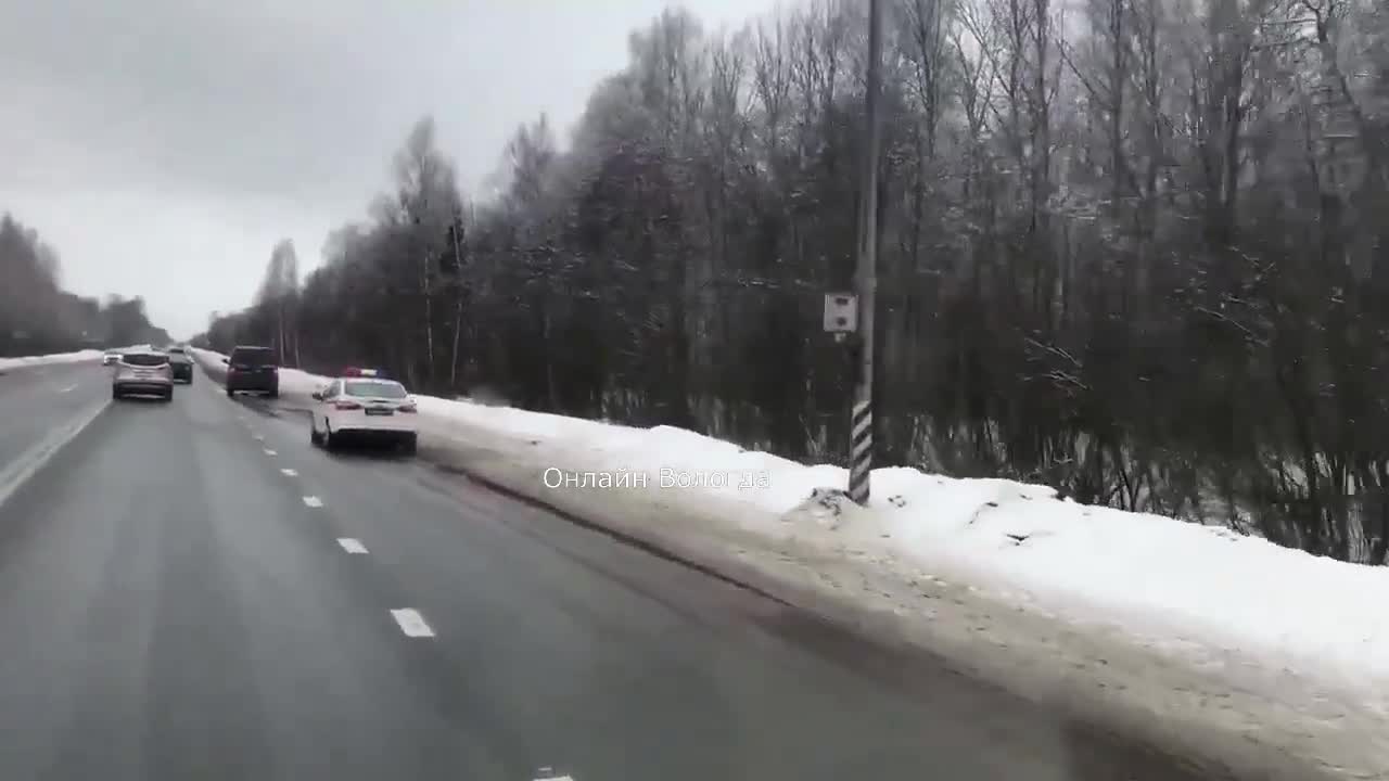 Large column of military vehicles in Volodga