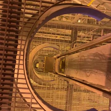 ESCALATOR / VERTICAL CONVEYOR BELT