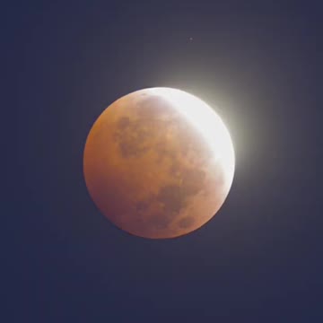 Total lunar eclipse in under 20 seconds