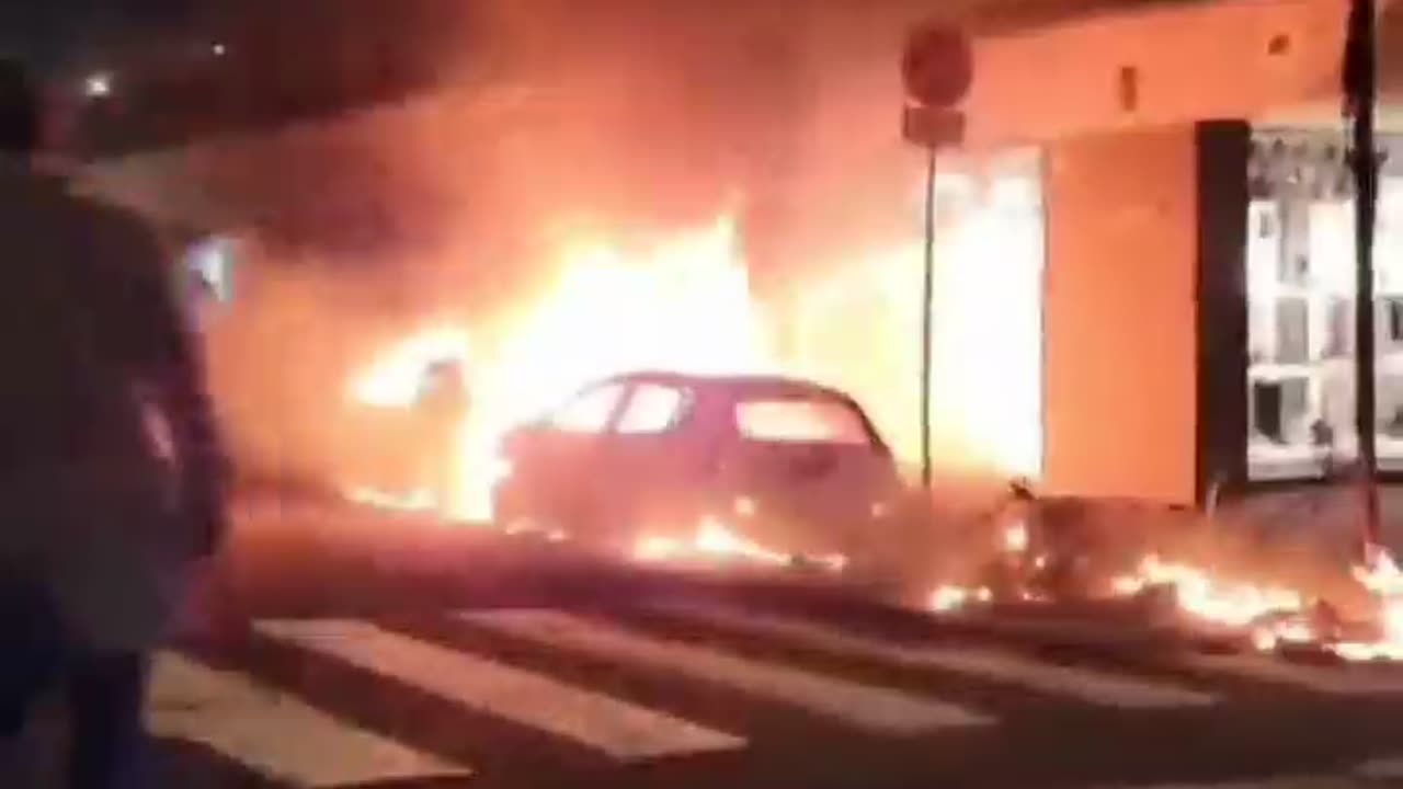 Esplode auto elettrica a Napoli. A fuoco un'altra automobile, dei motorini ed un negozio.
