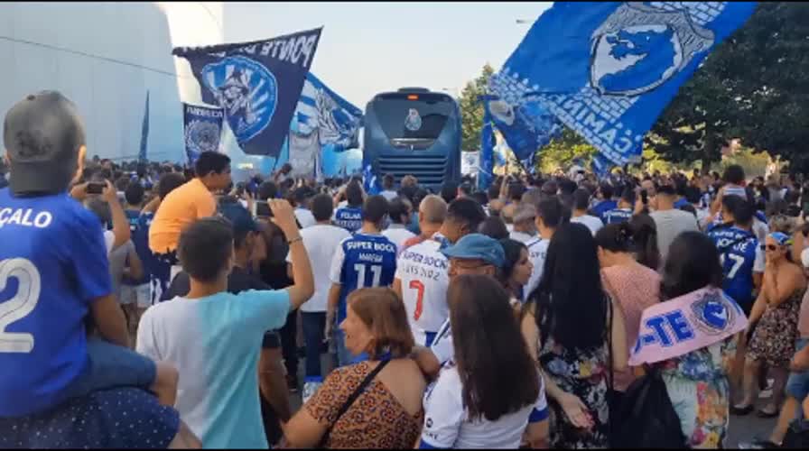 FC Porto parte para Lisboa com cenário de adeptos, bandeiras e fumos azuis