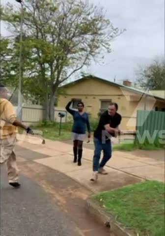 Golf club vs Sledgehammer on Australian News