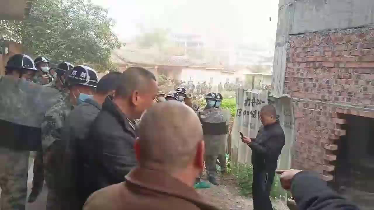 The Fujian government has sent more than 100 triads to demolish the building.