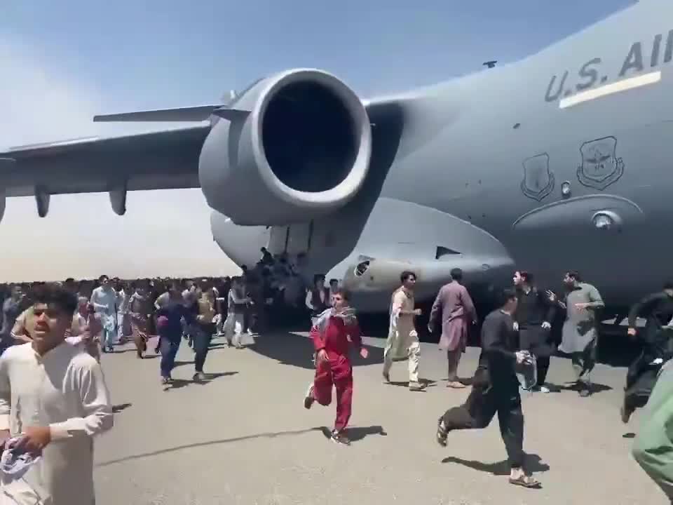 Kabul Airport people running away from Taliban