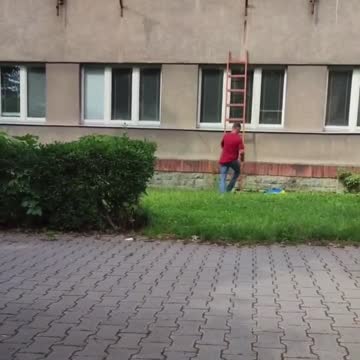 Muž ve Slaném sundal ukrajinskou vlajku, která visela na ZUŠ