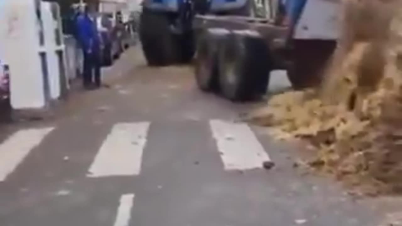 #French farmers actively block roads