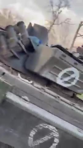 ★★★ Russian T-72B3 tank with some damage was captured by Ukrainian forces in the East