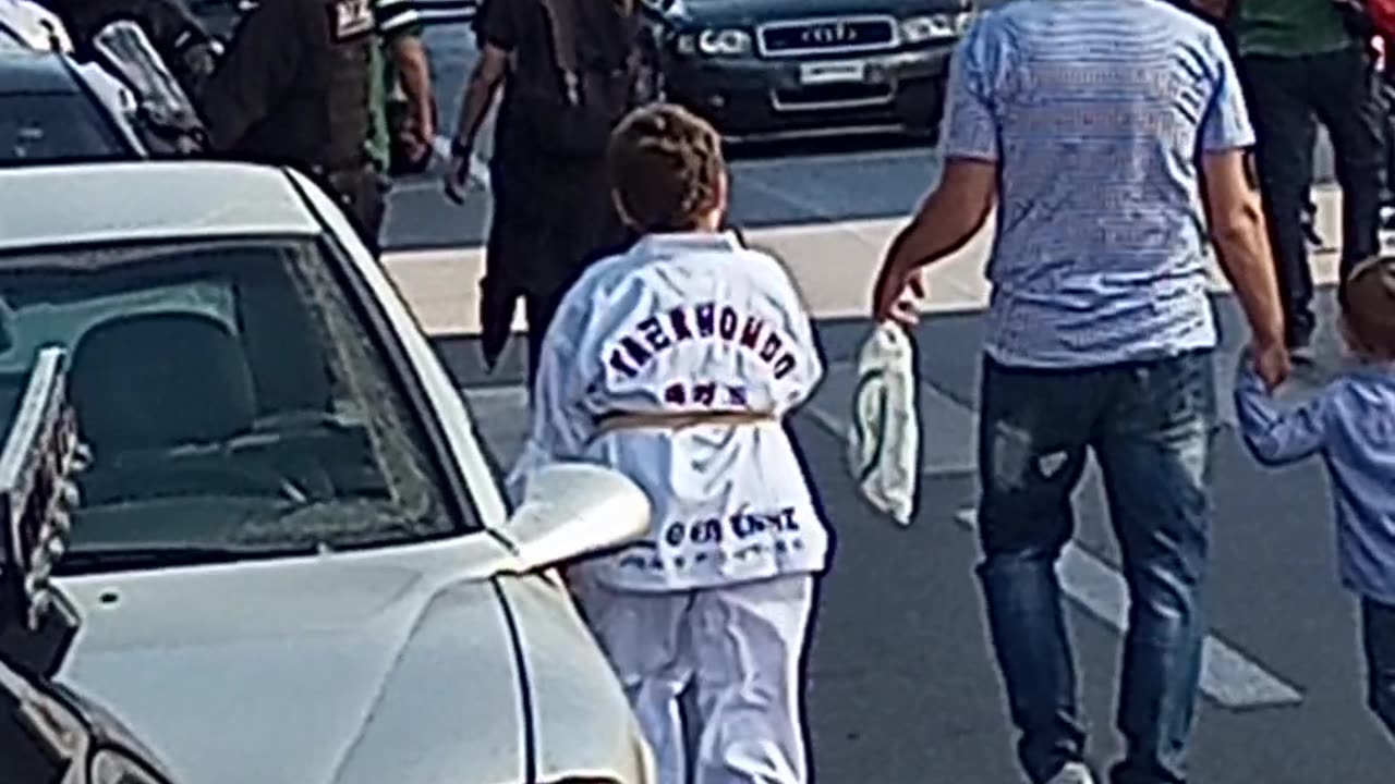 ΕΘΝΙΚΗ ΠΑΡΕΛΑΣΗ ΜΕ ΠΡΟΣΚΟΠΟΥΣ ΜΑΣΟΝΟΥΣ ΚΑΙ ΝΙΝΤΖΑ ΠΟΛΕΜΙΣΤΕΣ