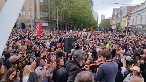 A Violinist Plays The National Athem To A Huge Crowd At Melbourne ~ Powerful Performance