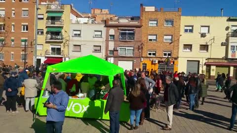 Llegan los CDR y Ultraizquierda sin invitación a la carpa de VOX en Sabadell (Barcelona)