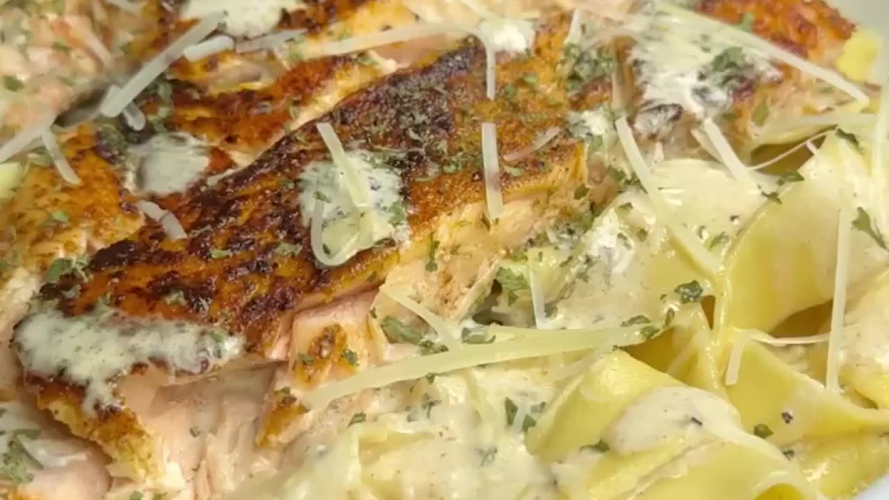 Creamy salmon pasta