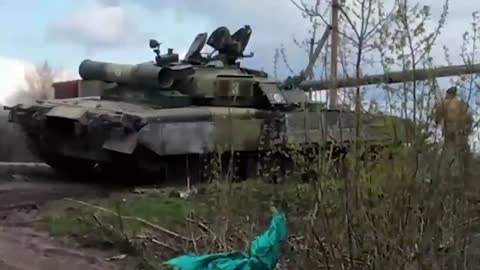Ukrainian Forces Get Russian tank T-80UYe-1 as a trophy