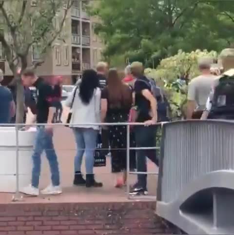 Konflikt holandských farmářů v městě Almela kvůli odstranění transparentu Bez farmářů není potravin