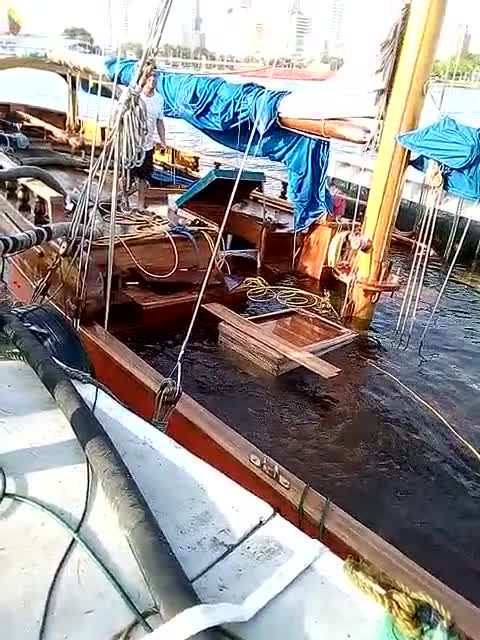 Velero se hunde en la bahía de Manga